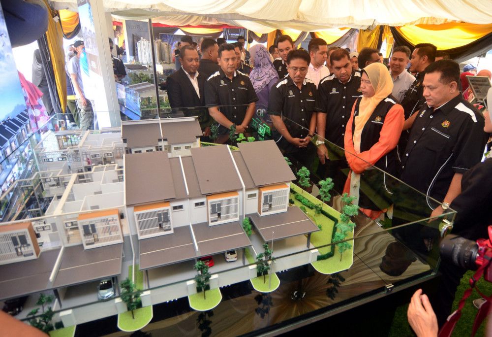 Housing and Local Government Minister Zuraida Kamaruddin looks at model homes in Taman Ilmu, Nibong Tebal July 13, 2019. ― Bernama pic